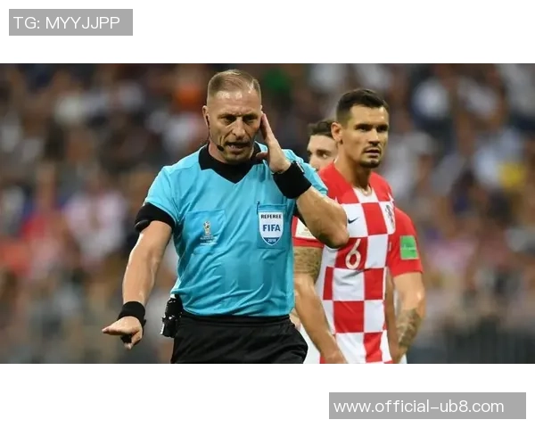 足球裁判桌上的决策风云与比赛公正性探讨 足球裁判桌上的决策风云与比赛公正性探讨